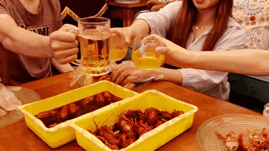 还有这种操作！上海餐厅推出代剥小龙虾服务，你怎么看？