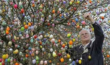 万颗复活节彩蛋装饰德国果树