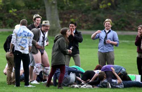 剑桥学生纵酒狂欢遭批 女生用避孕套喝酒