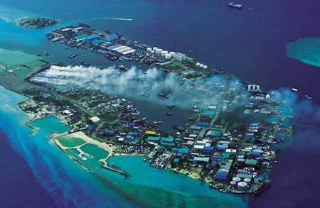 马尔代夫“天堂岛”变垃圾场 日烧330吨垃圾