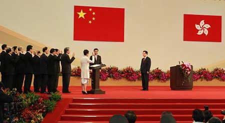 梁振英在香港特别行政区第四届政府就职典礼上的讲话（双语）