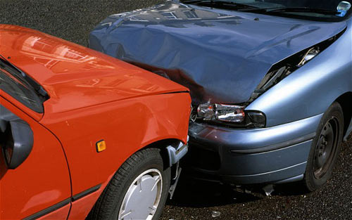 司机偷瞄行人 每年酿百万撞车事故