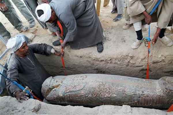 埃及出土3600年前木石棺 内藏一具木乃伊