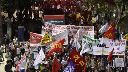 巴西多地爆发抗议世界杯游行