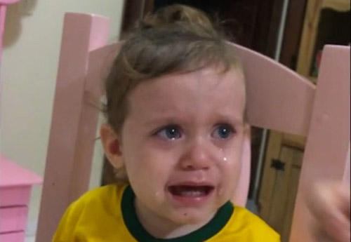 内马尔受伤，巴西两岁女童伤心流泪