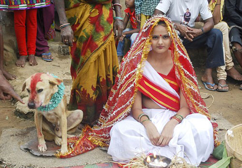 印度女孩与狗成亲 旨在驱逐厄运
