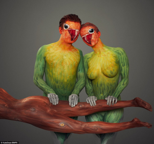 英艺术家创作人体彩绘 以鸟喻人栩栩如生