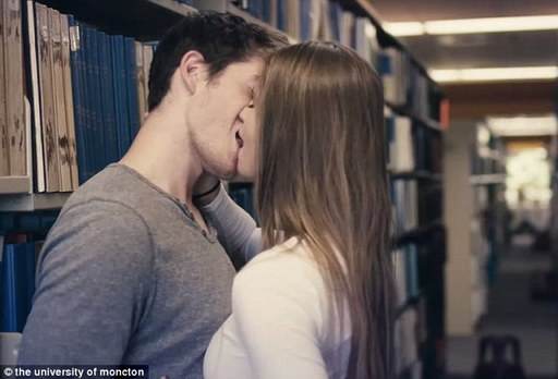 加国大学推“热吻”宣传片引热议