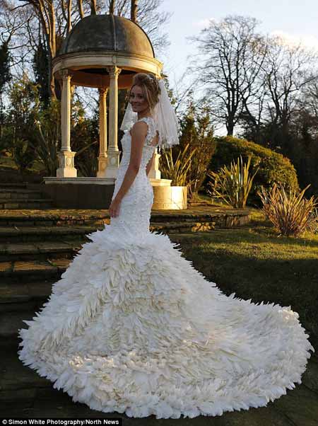 英国新娘用鹅毛打造梦幻嫁衣