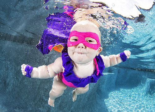 摄影师拍婴儿水下囧照