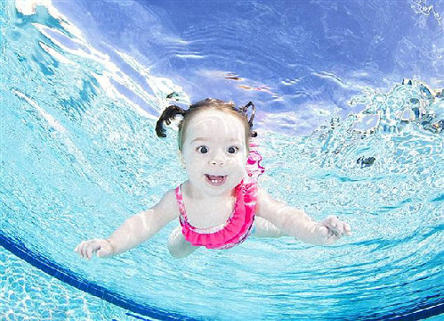 摄影师拍婴儿水下囧照
