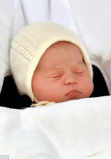 英国小公主出生10小时后露面