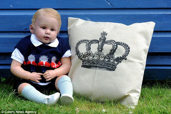 粉丝打造“乔治王子”仿真娃娃