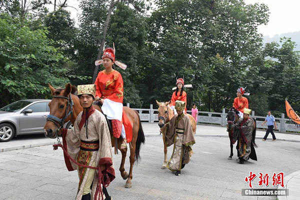 Scholars saddle up for ride