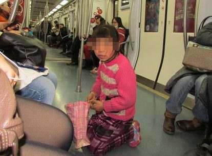 北京地铁现“暑期乞丐”