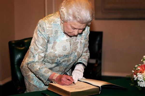 英女王聘请回信助理 年薪2.1万英镑