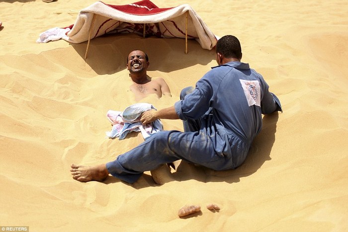 埃及人热衷沙漠黄沙浴，称可治疗多种疾病