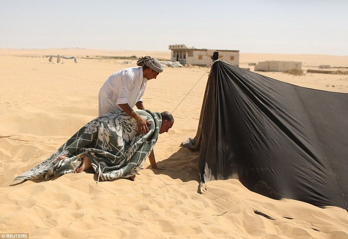 埃及人热衷沙漠黄沙浴，称可治疗多种疾病
