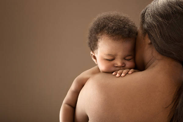 母亲“第一次拥抱”可减少新生儿死亡