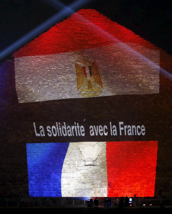 各国哀悼巴黎恐袭 地标亮“法国色”