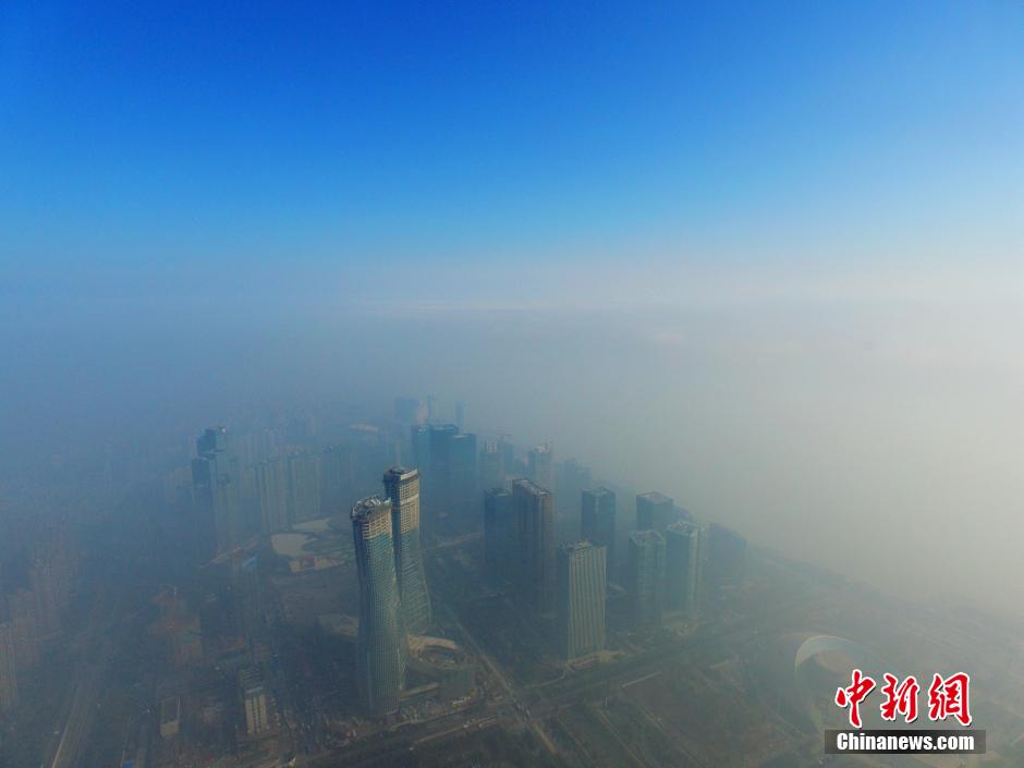 航拍器下的杭州 雾霾之上见蓝天