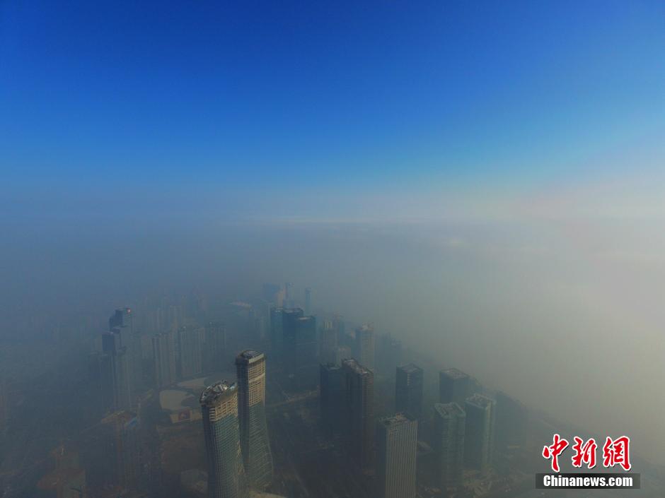 航拍器下的杭州 雾霾之上见蓝天