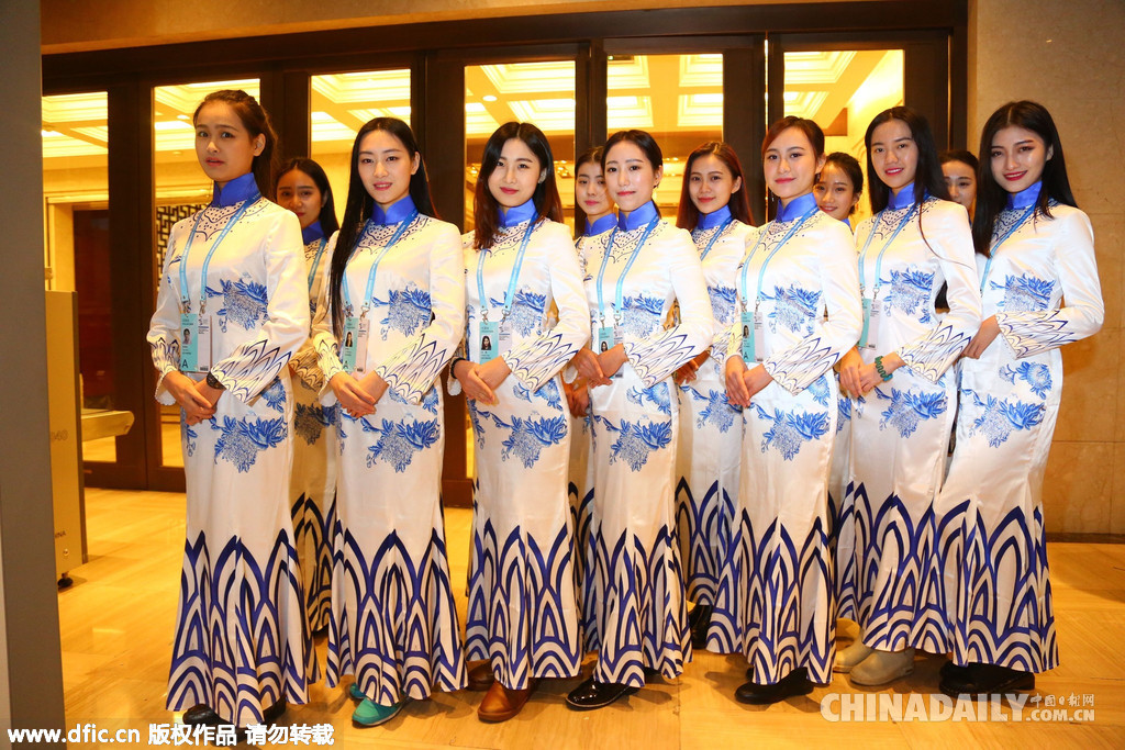 美女大学生穿青花瓷旗袍亮相互联网大会