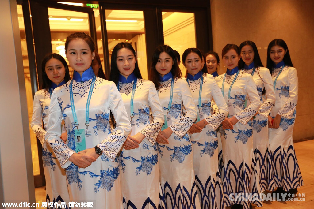 美女大学生穿青花瓷旗袍亮相互联网大会