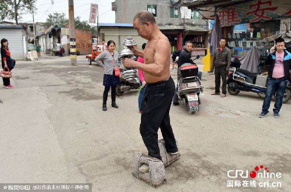 Man walks with 50 kg stones