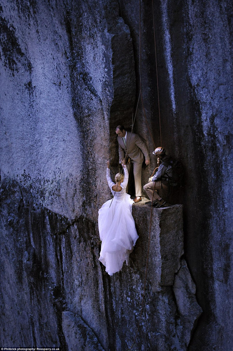 最惊险婚纱照 新婚夫妇百米绝壁上演绎浪漫