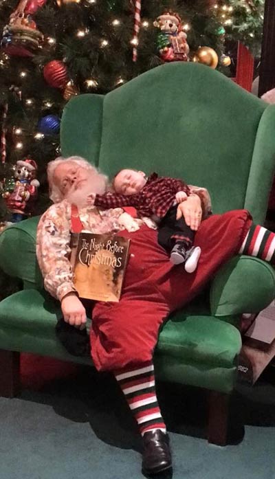 圣诞老人和宝宝“同睡” 照片温馨感人获赞