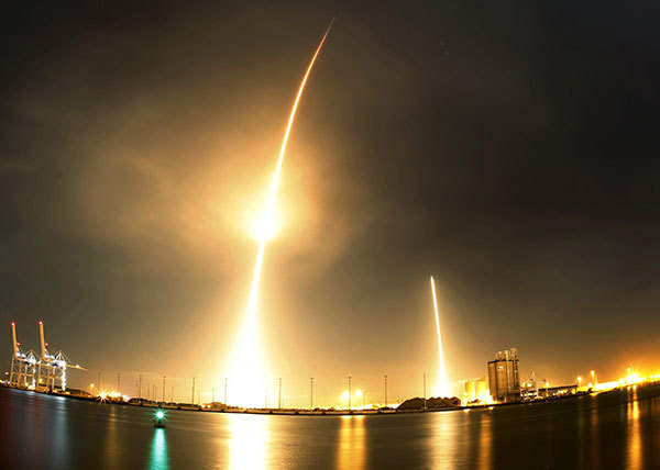 SpaceX首次成功回收“一级火箭”