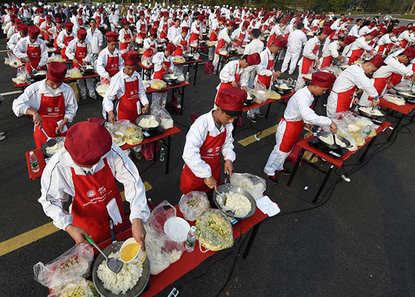 300 cooks prepare 4 tons of fried rice