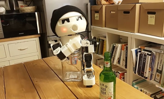 韩国陪酒机器人邀君共饮 会脸红有酒量