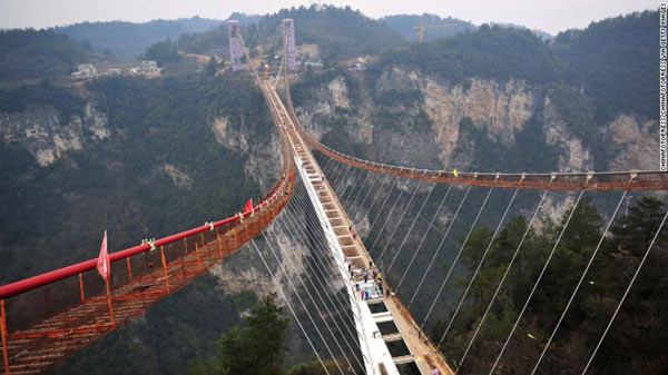 步步惊心：张家界将开放世界最长最高玻璃桥