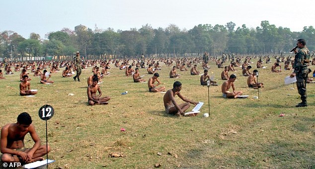 真正的裸考:印度考生考试时只允许穿内裤