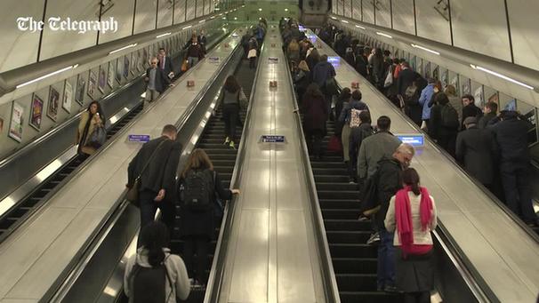 英国地铁新规：扶梯左右可同时站人