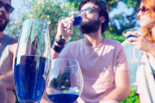快来围观：世界上第一款蓝色葡萄酒（组图）