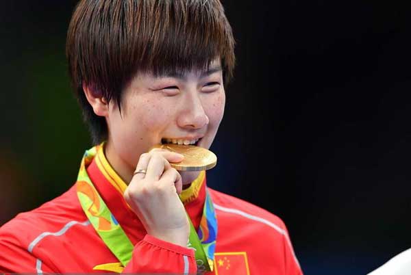 为何奥运选手爱咬金牌？