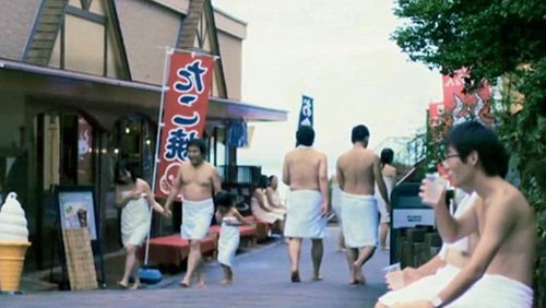 日本将推出温泉游乐园 裹浴巾享受刺激