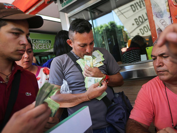 委内瑞拉通胀危机：商店收款给钞票称重