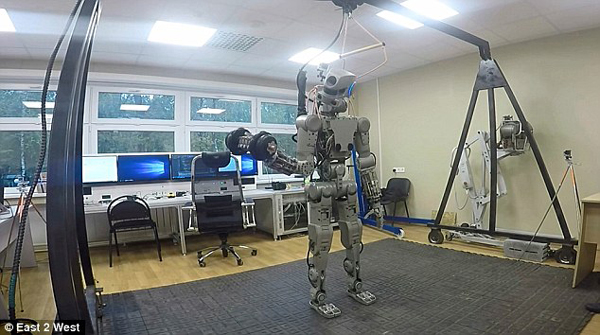 俄罗斯研发超级机器人 会开车以后还将上太空工作