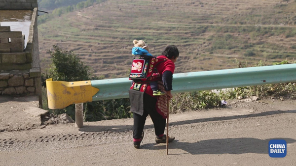 这个先天脊柱弯曲的贵州铁汉，却背负着全村人的脱贫梦 | 解码中国