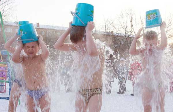 俄罗斯幼童雪地进行冰桶挑战