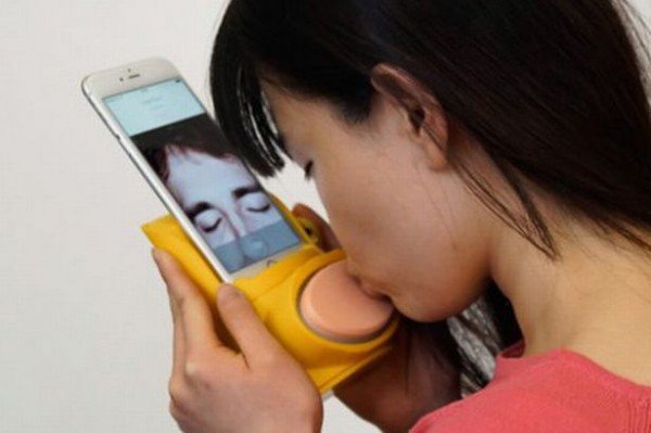 异地恋神器：智能手机壳让你和爱人“远距离接吻”