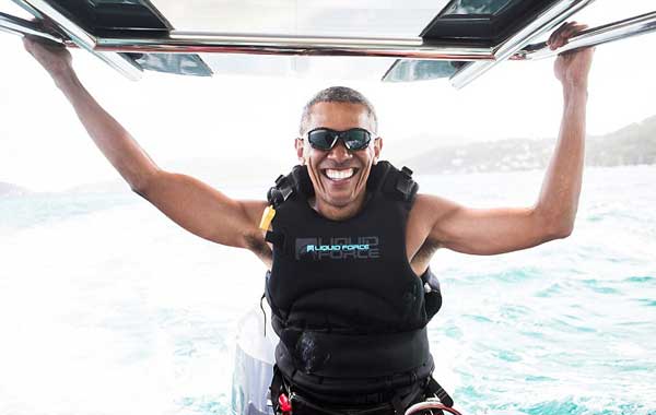 奥巴马无官一身轻 海岛度假玩风筝冲浪