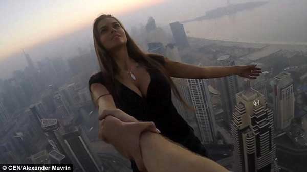 惊心动魄！俄罗斯女模摩天大楼拍“亡命照”