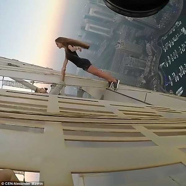 惊心动魄！俄罗斯女模摩天大楼拍“亡命照”
