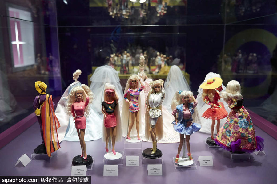 从公主到明星种类俱全 西班牙芭比娃娃展览一圆少女儿时梦（组图）