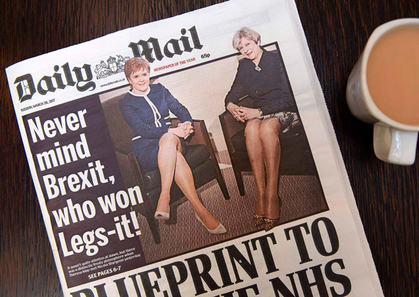 英媒炒作梅姨的大长腿 全英人民怒了